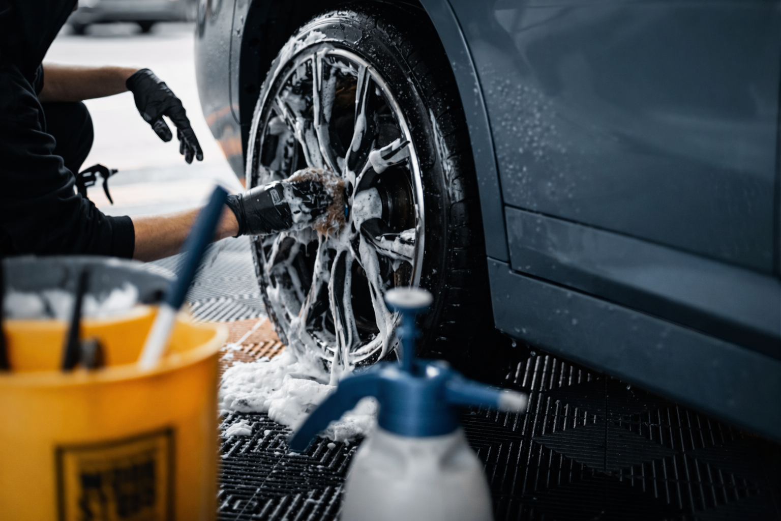 純水洗車のホイールの鉄粉洗浄作業