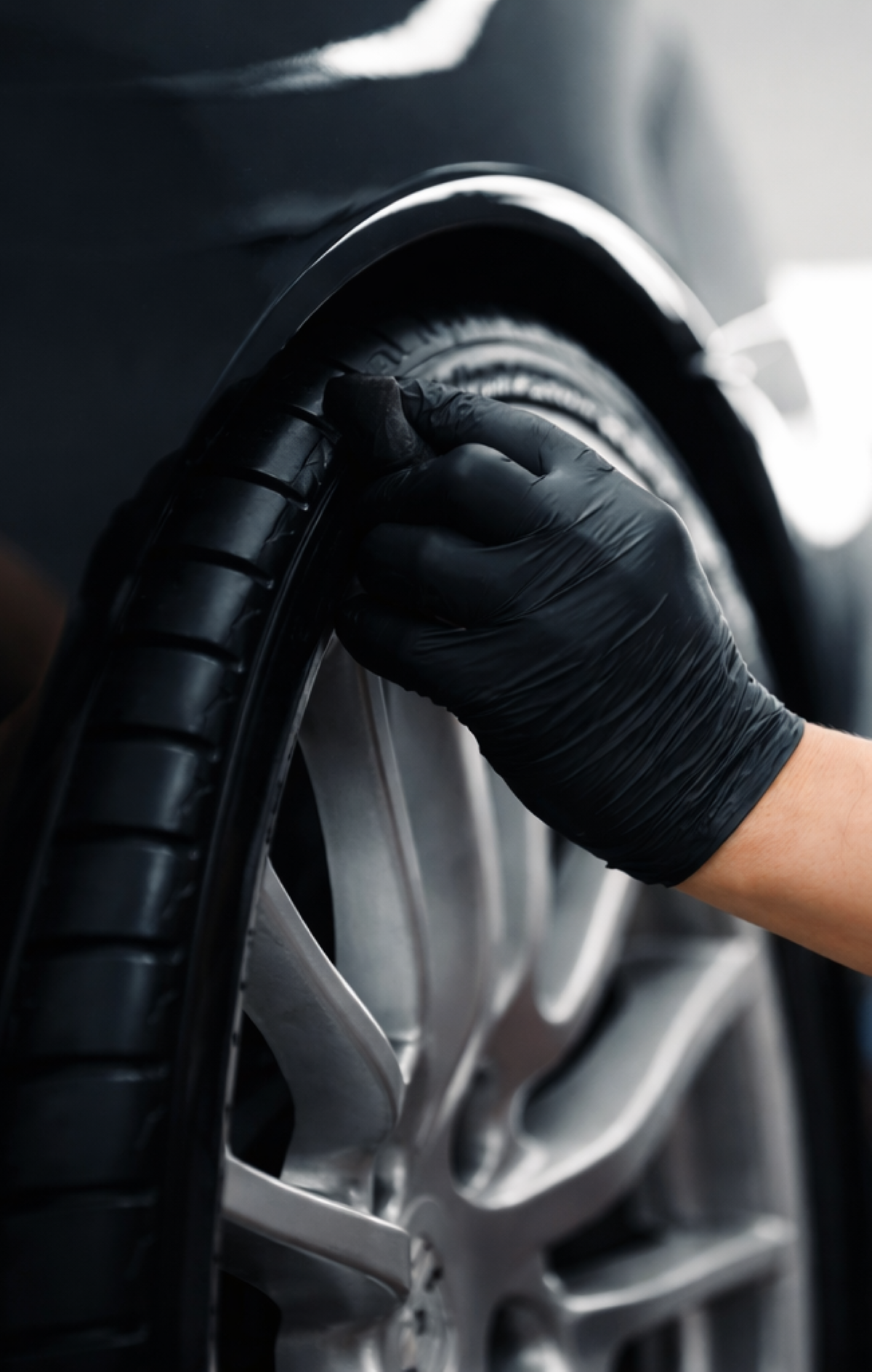 洗車後のタイヤワックス施工作業